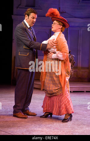 Brian Conley et membre de l'ensemble dans une scène de The Music Man au Festival de Théâtre de Chichester, West Sussex, UK, juillet 2008. Banque D'Images