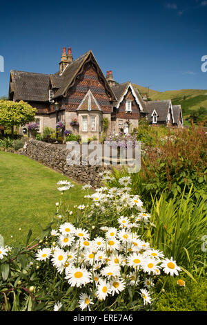 Royaume-uni, Angleterre, Staffordshire, Ilam, village de style suisse Ilam Hall estate maisons avec jardins fleuris Banque D'Images