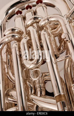 Tuba fabriqué par Yamaha, close-up de valves et tuyaux. Banque D'Images