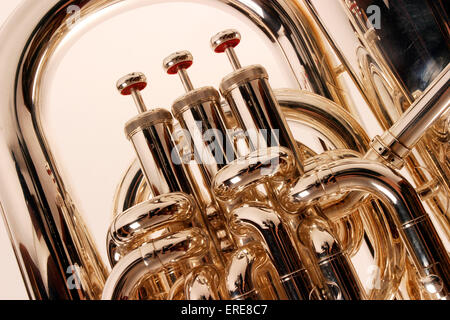 Tuba fabriqué par Yamaha, close-up de valves et tuyaux. Banque D'Images