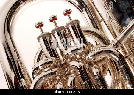 Tuba fabriqué par Yamaha, close-up de valves et tuyaux. Banque D'Images