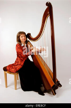 Harpe triple gallois joué par Eluned Pierce portant un costume traditionnel Banque D'Images