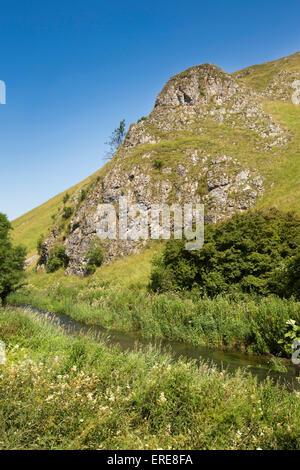 Royaume-uni, Angleterre, Staffordshire, Dovedale, rivière Dove découlant ci-dessous éperon rocheux sur Baley Hill Banque D'Images