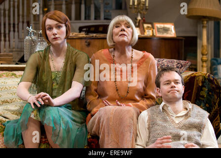 Laura Rogers comme Bliss, Diana Rigg Sorel comme Judith Bliss et Sam Alexander comme Simon Bliss (l-r) dans 'La fièvre de foin' par Noel Coward, Banque D'Images