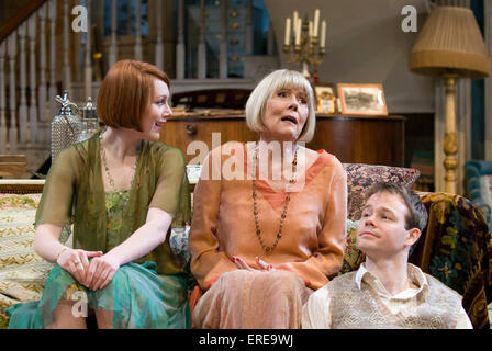 Laura Rogers comme Bliss, Diana Rigg Sorel comme Judith Bliss et Sam Alexander comme Simon Bliss (l-r) dans 'La fièvre de foin' par Noel Coward, Banque D'Images