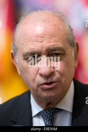 Moritzburg, Allemagne. 2 juin, 2015. Le ministre de l'Intérieur Espagnol Jorge Fernandez Diaz fournit une déclaration lors de la réunion du G6 des ministres de l'Intérieur au Château de Moritzburg à Moritzburg, Allemagne, 02 juin 2015. Le ministre allemand de l'intérieur de Maizière rencontre ses homologues de la France, Italie, Pologne, Espagne, et le Royaume-Uni (G6), ainsi que la commissaire de l'UE, le 01 et 02 juin pour une réunion d'information politique au château près de Dresde. Dpa : Crédit photo alliance/Alamy Live News Banque D'Images