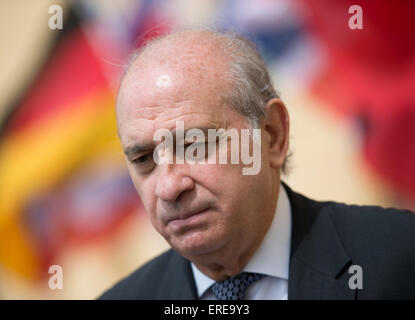 Moritzburg, Allemagne. 2 juin, 2015. Le ministre de l'Intérieur Espagnol Jorge Fernandez Diaz fournit une déclaration lors de la réunion du G6 des ministres de l'Intérieur au Château de Moritzburg à Moritzburg, Allemagne, 02 juin 2015. Le ministre allemand de l'intérieur de Maizière rencontre ses homologues de la France, Italie, Pologne, Espagne, et le Royaume-Uni (G6), ainsi que la commissaire de l'UE, le 01 et 02 juin pour une réunion d'information politique au château près de Dresde. Dpa : Crédit photo alliance/Alamy Live News Banque D'Images