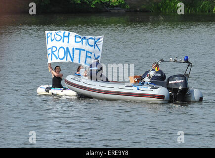 Moritzburg, Allemagne. 2 juin, 2015. Les activistes dans un bateau tenir le haut d'une bannière avec écrit 'Repousser Frontex' tandis que la police les contrôler à partir d'un bateau en marge de la réunion du G6 des ministres de l'Intérieur au Château de Moritzburg à Moritzburg, Allemagne, 02 juin 2015. Frontex est l'Agence européenne pour la coopération opérationnelle aux frontières extérieures des États membres de l'Union européenne. Dpa : Crédit photo alliance/Alamy Live News Banque D'Images