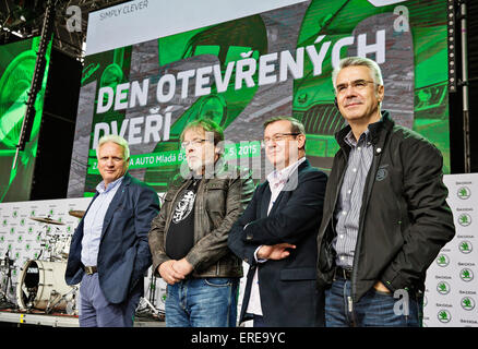 De gauche à droite : Skoda Auto CHEF Winfried Vahland, Président de l'union du travail Skoda Auto Jaroslav Povsik, membre du conseil de gestion pour la gestion des ressources humaines Bohdan Wojnar Skoda Auto et membre du Conseil pour la production et la logistique Michael Oeljeklaus assister journée porte ouverte à l'automobile Skoda Auto de Mlada Boleslav, République tchèque, le 30 mai 2015. (Photo/CTK Petr Mlch) Banque D'Images