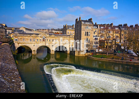 Pulteney Bridge et la rivière Avon Weir à Bath, N.E.Somerset, England, UK Banque D'Images