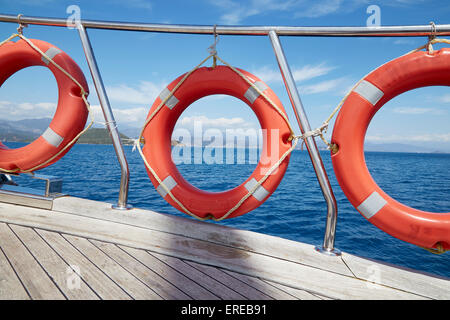 Anneau de sécurité d'une bouée à bord d'un bateau naviguant hors de Fethiye, Turquie. Banque D'Images