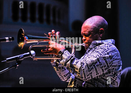 Le trompettiste sud-africain Hugh Masekela à la Cheltenham Jazz Festival. 1 mai 2009. Banque D'Images