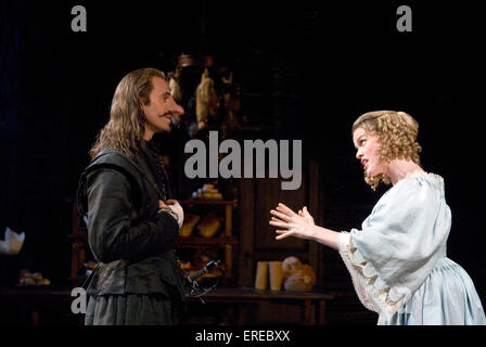 Joseph Fiennes comme Cyrano de Bergerac et Alice Eve jouer Roxane dans 'Cyrano de Bergerac', Chichester Festival Theatre, Mai Banque D'Images