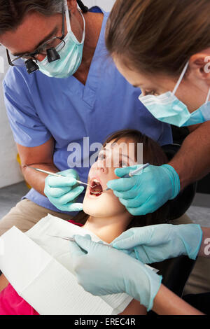 Dentiste et l'infirmière donnant Girl Check Up Banque D'Images