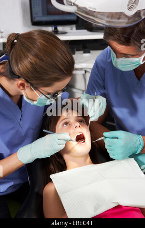 Dentiste et l'infirmière donnant Girl Check Up Banque D'Images