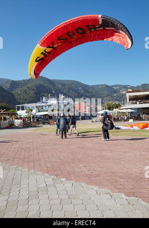 Parachute de Oludeniz, près de Fethiye, Turquie. En venant de débarquer sur la plage. Banque D'Images