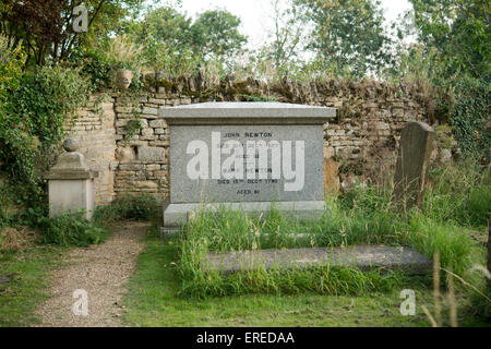 Tombe de John et Mary Newton dans le cimetière de l'église paroissiale de Saint Pierre et Saint Paul Olney Buckinghamshire Banque D'Images