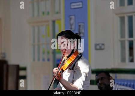 Atelier de musique dans une école avec un joueur de violon. Banque D'Images