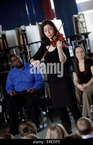 Atelier de musique dans une école avec un joueur de violon. Banque D'Images