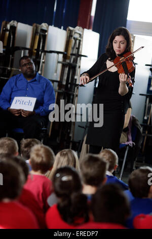 Atelier de musique dans une école avec un joueur de violon. Banque D'Images