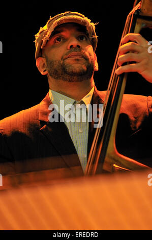 Eric Revis playing acoustic bass avec le Branford Marsalis Quartet au Festival de Musique de Bath. ER : bassiste de jazz et compositeur, Banque D'Images