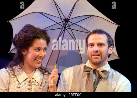 Natalie Casey que Ado Annie et Michael Rouse comme Parker dans 'Oklahoma !' par Rogers et Hammerstein, Chichester Festival Banque D'Images