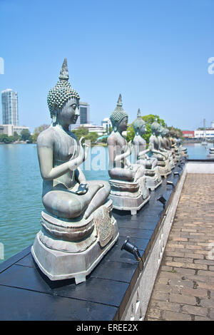 Les Statues de Seema Malakaya Au Gangarama , Sri Lanka Banque D'Images