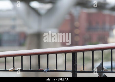 Bankside, Londres, Royaume-Uni. 2 juin, 2015. Serrures de l'amour, le fléau de Paris, sont attachés à des garde-corps en face de la Cathédrale St Paul à Londres. Le Paris des verrous sont en cours retiré du Pont des arts et le Pont de l'Archeveche de ponts. Credit : Malcolm Park editorial/Alamy Live News Banque D'Images