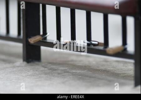 Bankside, Londres, Royaume-Uni. 2 juin, 2015. Serrures de l'amour, le fléau de Paris, sont attachés à des garde-corps en face de la Cathédrale St Paul à Londres. Le Paris des verrous sont en cours retiré du Pont des arts et le Pont de l'Archeveche de ponts. Credit : Malcolm Park editorial/Alamy Live News Banque D'Images