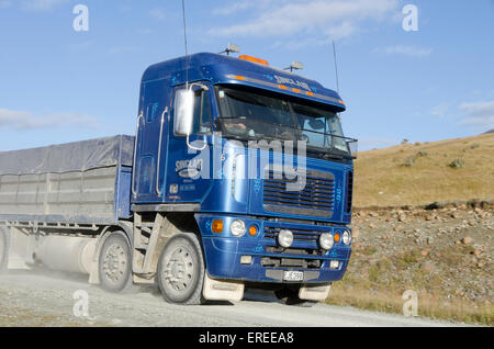 Camion bleu sur gravel road, Mount Nicholas Road, Central Otago, île du Sud, Nouvelle-Zélande Banque D'Images