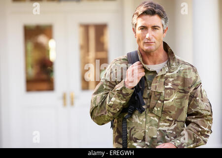 Un soldat revient au à l'unité après le congé d'accueil Banque D'Images