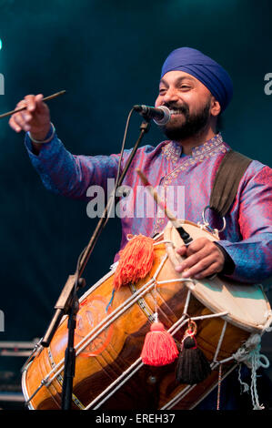 Buzz Singh de l'anglais Kissmet bande bhangra, sur scène lors de la Salisbury Arts Festival, le 6 juin 2009. Banque D'Images