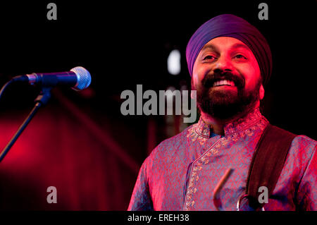 Buzz Singh de l'anglais Kissmet bande bhangra, sur scène lors de la Salisbury Arts Festival, le 6 juin 2009. Banque D'Images