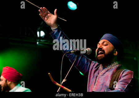 Buzz Singh de l'anglais Kissmet bande bhangra, sur scène lors de la Salisbury Arts Festival, le 6 juin 2009. Banque D'Images