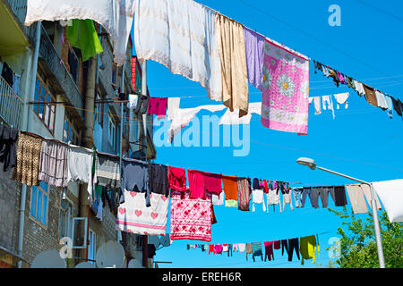 Le séchage des vêtements de façon traditionnelle dans la rue de Batumi, Géorgie Banque D'Images