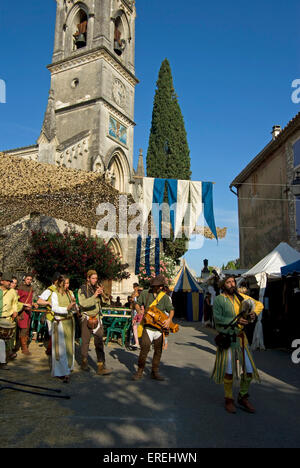 Musiciens en costumes médiévaux, à jouer de la batterie, shawms, vielle à roue et la cornemuse galicienne dans les rues du village de Banque D'Images