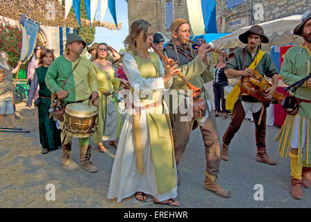 Musiciens en costumes médiévaux, jouer à Tabor, shawms et orgue de barbarie dans les rues du village d'Aiguèze, dans la Banque D'Images