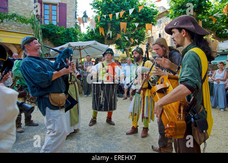 Musiciens en costumes médiévaux, à l'orgue de barbarie, bombarde et cornemuse galicienne dans le village médiéval d'Aiguèze dans l Banque D'Images