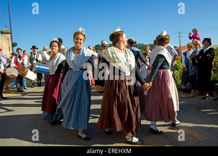 Danseuses en costumes sein, l'exécution au cours de la vendange du festival dans le village de Chusclan, dans le Languedoc Banque D'Images