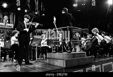 Nigel Kennedy, violoniste et altiste britannique, avec l'Orchestre des jeunes de Sheffield dans les écoles Prom, Royal Albert Hall, Londres, 1984. (B. 28 décembre 1956) Banque D'Images