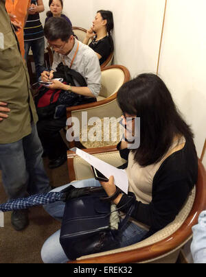 Shanghai, Chine. 2 juin, 2015. Les membres de la famille de touristes sur le navire à passagers Jianli a chaviré dans l'article de la rivière Yangtze dans la province du Hubei en Chine centrale, d'attendre à l'extérieur Xiehe Agence de voyages, qui a réservé le voyage pour certains touristes dans l'est de la Chine, la municipalité de Shanghai, le 2 juin 2015. Le navire, nommé d'Dongfangzhixing ou Eastern Star, a coulé à environ 9:28 p.m. (1328 GMT) Lundi dans la section Jianli de la rivière Yangtze. Source : Xinhua/Alamy Live News Banque D'Images