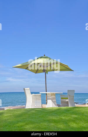 Parasol et sièges bain de soleil Banque D'Images