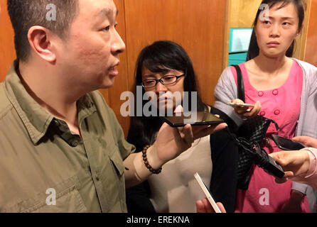 Shanghai, Chine. 2 juin, 2015. Les membres de la famille de touristes sur le navire à passagers Jianli a chaviré dans l'article de la rivière Yangtze dans la province du Hubei en Chine centrale, d'attendre à l'extérieur Xiehe Agence de voyages, qui a réservé le voyage pour certains touristes dans l'est de la Chine, la municipalité de Shanghai, le 2 juin 2015. Le navire, nommé d'Dongfangzhixing ou Eastern Star, a coulé à environ 9:28 p.m. (1328 GMT) Lundi dans la section Jianli de la rivière Yangtze. Source : Xinhua/Alamy Live News Banque D'Images