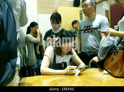 Shanghai, Chine. 2 juin, 2015. Les membres de la famille de touristes sur le navire à passagers Jianli a chaviré dans l'article de la rivière Yangtze dans la province du Hubei en Chine centrale, d'attendre à l'extérieur Xiehe Agence de voyages, qui a réservé le voyage pour certains touristes dans l'est de la Chine, la municipalité de Shanghai, le 2 juin 2015. Le navire, nommé d'Dongfangzhixing ou Eastern Star, a coulé à environ 9:28 p.m. (1328 GMT) Lundi dans la section Jianli de la rivière Yangtze. Source : Xinhua/Alamy Live News Banque D'Images