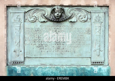 Une plaque commémorative sur la croix de St Paul à St Paul's Cathedral, Londres, Angleterre Banque D'Images