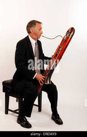 Contra Bassoon faites par Heckel, en position de jeu Banque D'Images