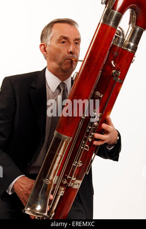 Contra Bassoon faites par Heckel, en position de jeu Banque D'Images