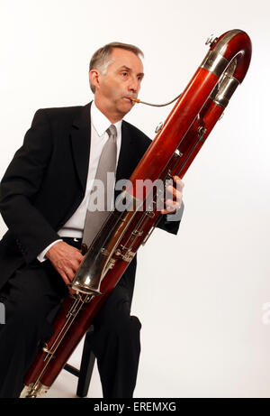 Contra Bassoon faites par Heckel, en position de jeu Banque D'Images