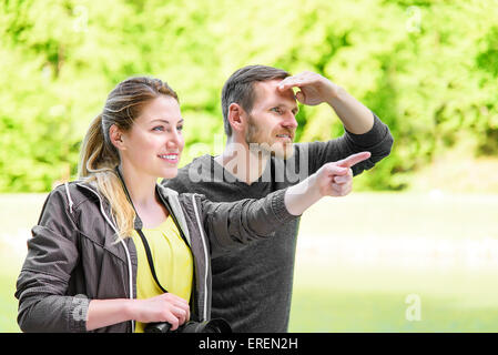 Couple heureux touristes dans la nature Banque D'Images