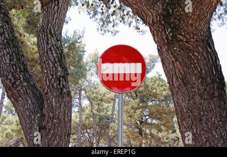 N'entrez pas de signe de la circulation entre deux arbres Banque D'Images